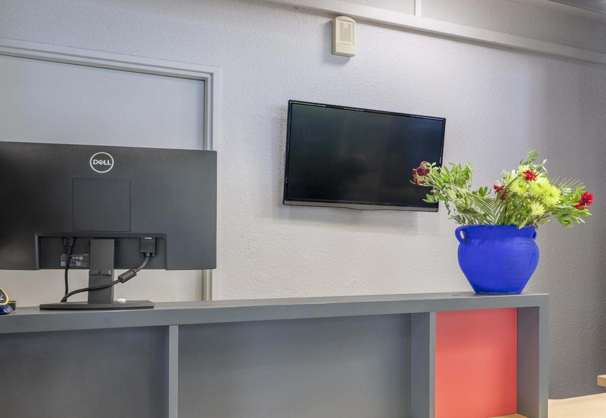 B&B Hotel Toulon Олиул Екстериор снимка